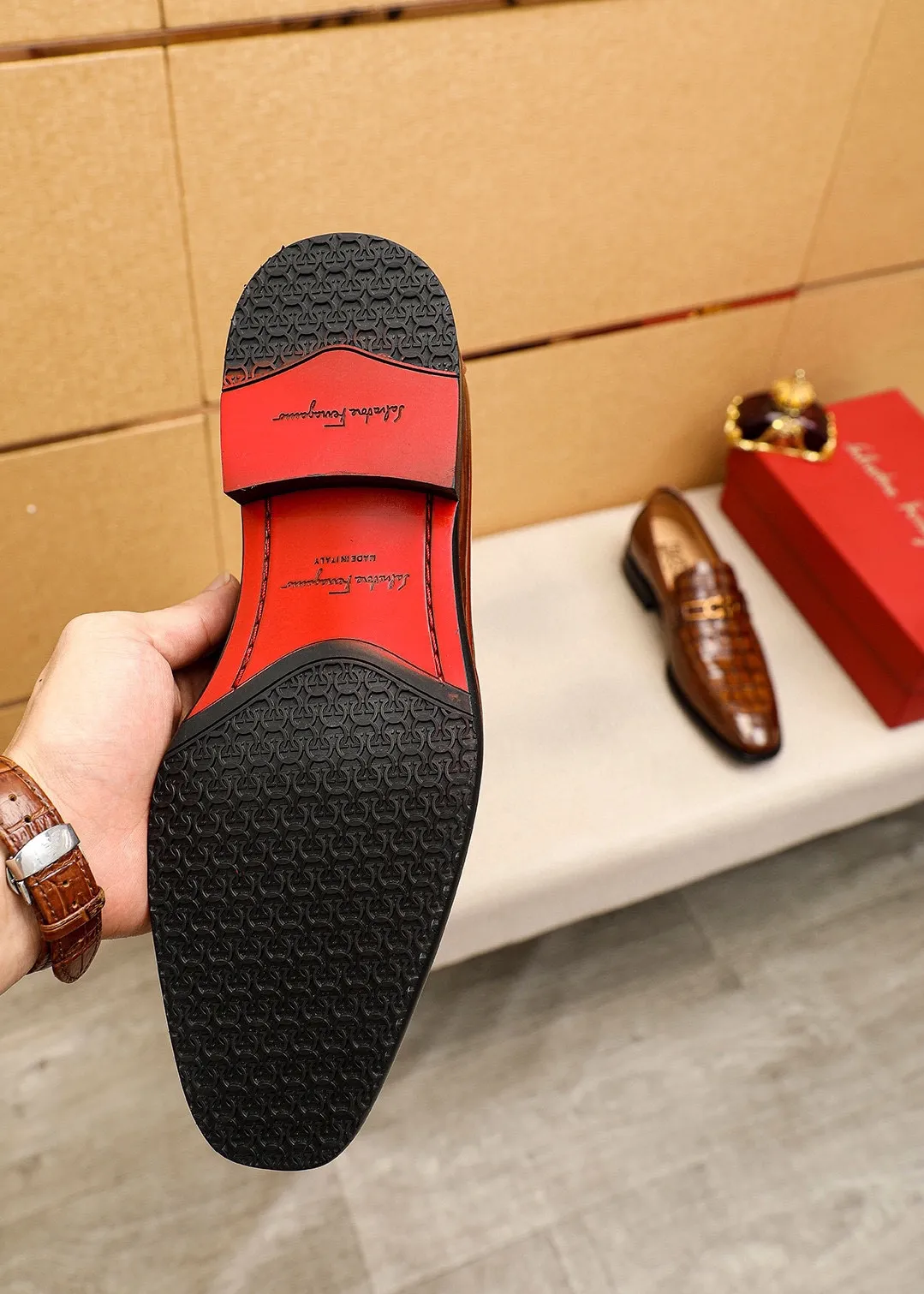 Men's shoes 💰480💰 Product trademark: Ferragamo "Ferragamo" casual leather shoes Regular size: 38-44 (45🉑️customized) Product materials: Selected imported first-layer open-edge beaded calfskin embossed upper + original hardware buckle, imported water-dyed cowhide leather lining. Strong three-dimensional visual effect, combined outsole Color: 2⃣️colors available